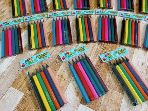 Lembrancinha Mini Lápis de Cor Monstrinhos M1