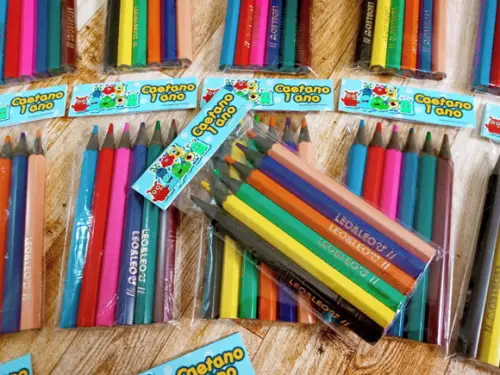 Lembrancinha Mini Lápis de Cor Monstrinhos M1