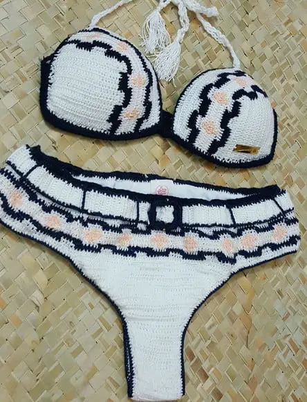 Biquíni Crochê Hot Pants E Saída De Praia