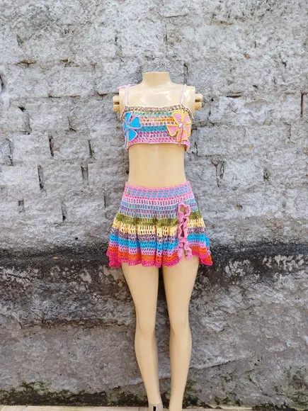 Conjunto Blusa e Saia de Crochê