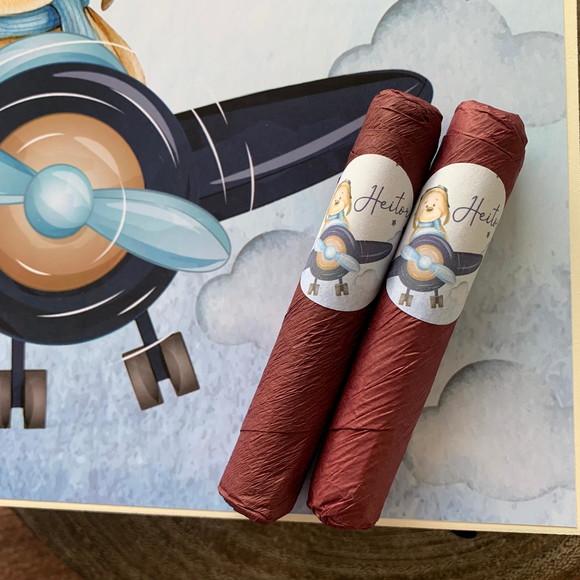 Caixa Simples + 40 Charutos de Chocolate Recheados