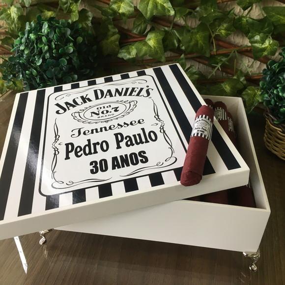 Caixa Simples com Pezinhos + 30 Charutos Chocolate Recheados