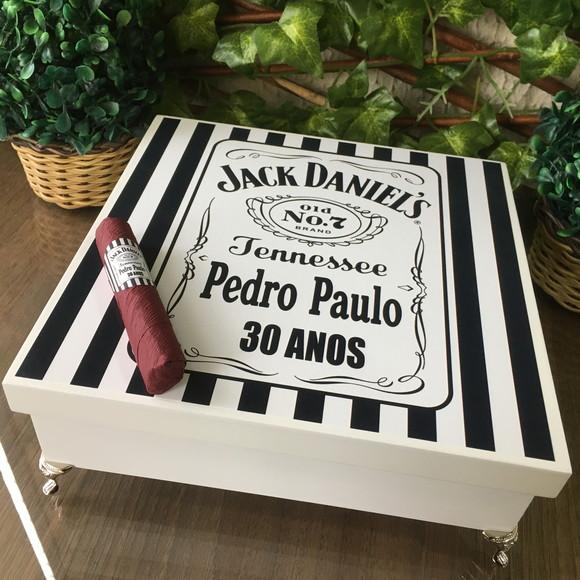 Caixa Simples com Pezinhos + 30 Charutos Chocolate Recheados