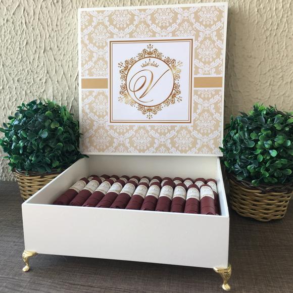 Caixa Simples com Pezinhos + 50 Charutos Chocolate Recheados