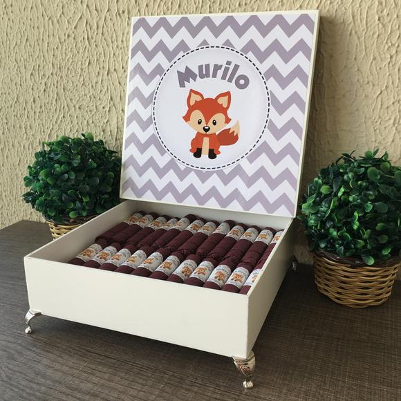 Caixa Simples com Pezinhos + 60 Charutos Chocolate Recheados