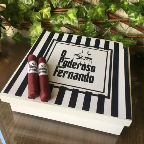 Caixa simples + 35 Charutos de Chocolate Recheados