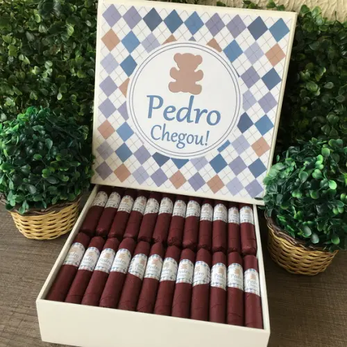 Caixa simples + 35 Charutos de Chocolate Recheados