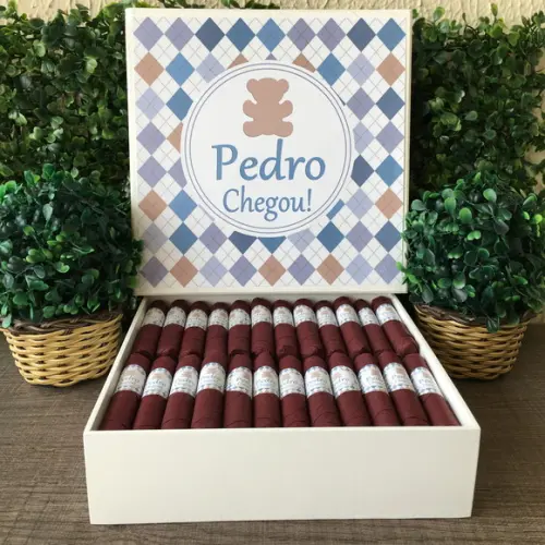 Caixa simples + 35 Charutos de Chocolate Recheados