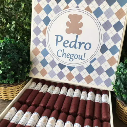 Caixa simples + 35 Charutos de Chocolate Recheados