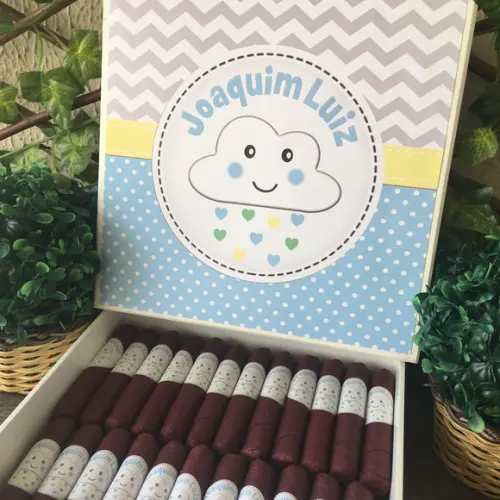 Caixa simples + 35 Charutos de Chocolate Recheados