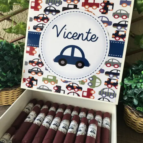 Caixa simples + 35 Charutos de Chocolate Recheados