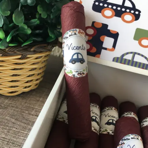 Caixa simples + 35 Charutos de Chocolate Recheados