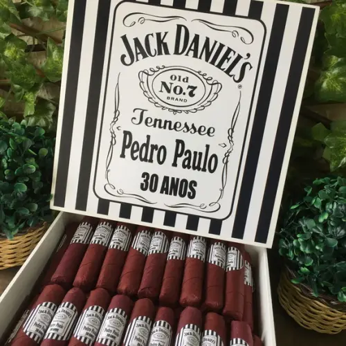 Caixa Simples com Pezinhos + 30 Charutos Chocolate Recheados