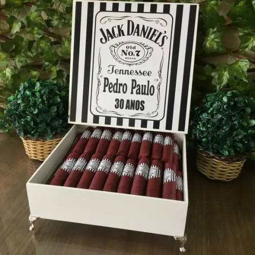 Caixa Simples com Pezinhos + 30 Charutos Chocolate Recheados