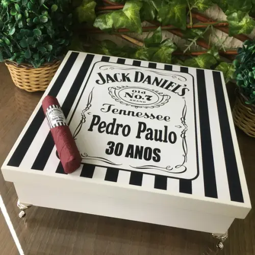 Caixa Simples com Pezinhos + 35 Charutos de Chocolate
