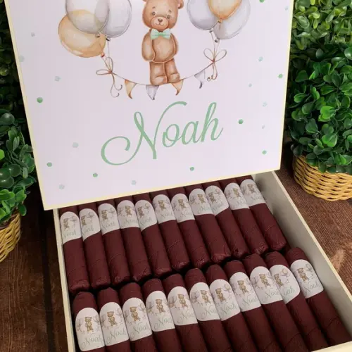 Caixa Simples com Pezinhos + 35 Charutos de Chocolate