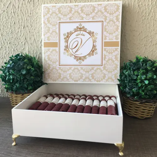 Caixa Simples com Pezinhos + 50 Charutos Chocolate Recheados