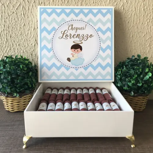 Caixa Simples com Pezinhos + 60 Charutos Chocolate Recheados