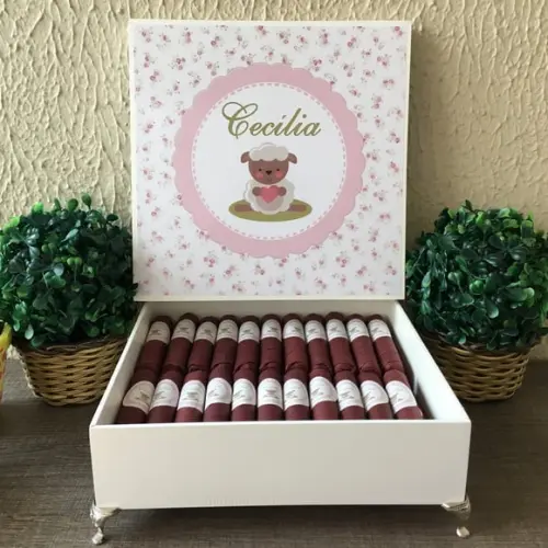 Caixa Simples com Pezinhos + 70 Charutos Chocolate Recheados