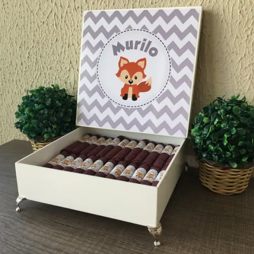 Caixa Simples com Pezinhos + 60 Charutos Chocolate Recheados