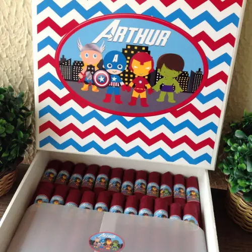Charutos de Chocolate Recheados Avengers
