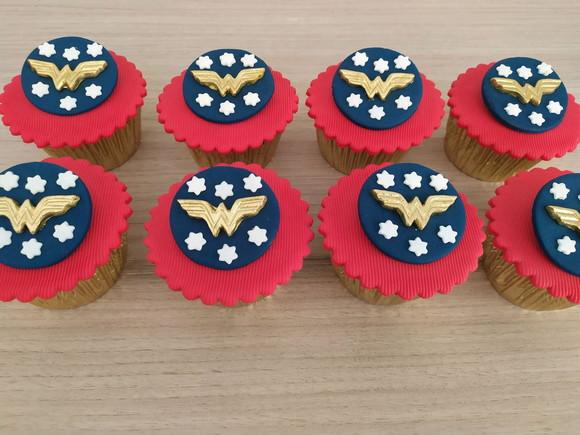 Aplique de pasta americana Mulher Maravilha para cupcake