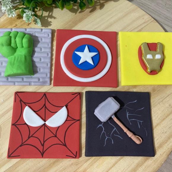 Aplique em pasta americana Vingadores para pão de mel