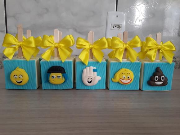 Aplique pasta americana Emoji - o filme para pão de mel