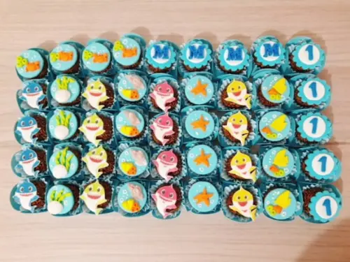 Aplique de pasta americana Baby Shark para brigadeiro/trufa