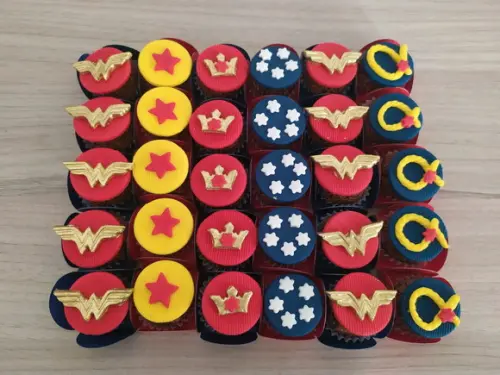 Aplique de pasta americana Mulher Maravilha para brigadeiro/