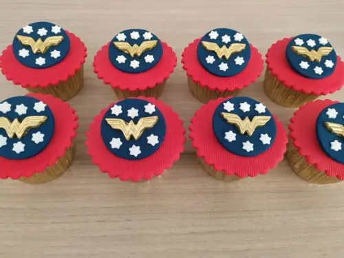 Aplique de pasta americana Mulher Maravilha para cupcake