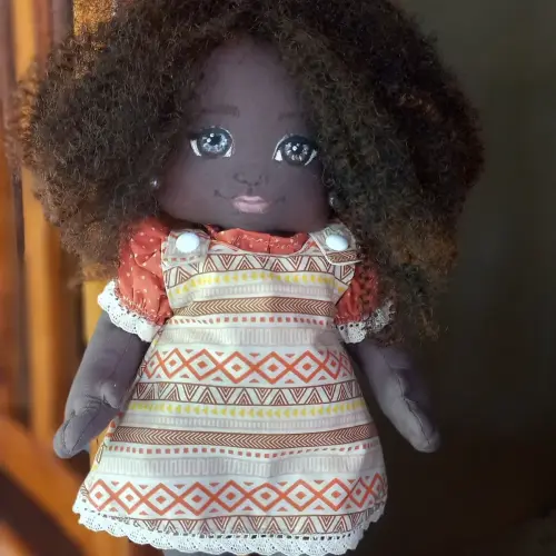 Boneca de Pano Negra com Cabelo Crespo sintético 42 cm