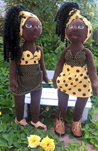 Bonecas de pano negras esculpidas