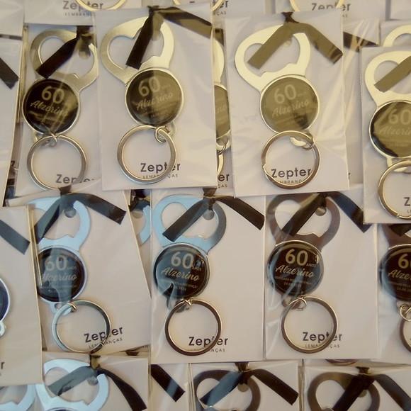Aniversário de 60 Anos Chaveiro Abridor de Garrafas