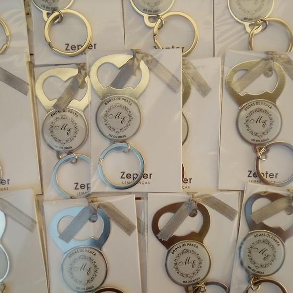 Lembrancinha de Bodas de Prata Chaveiro Abridor de Garrafa