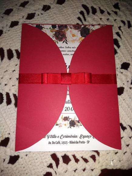 Convite de casamento vermelho com laço