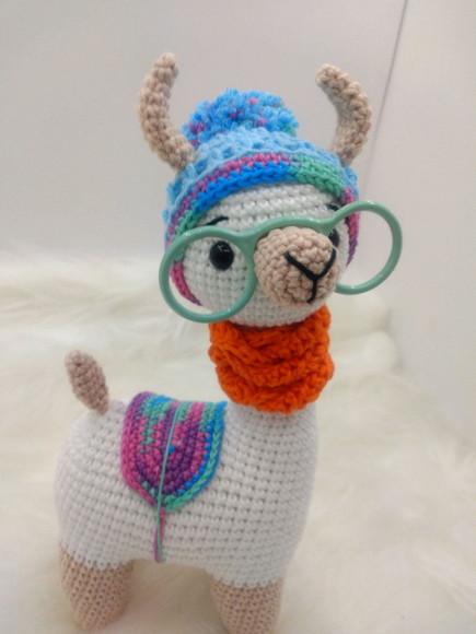 Amigurumi Lhama em Crochê com cachecol em tricô