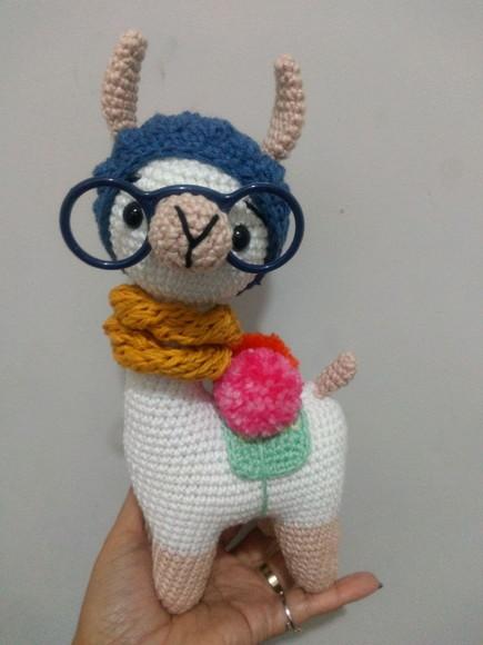 Amigurumi Lhama em Crochê com cachecol em tricô