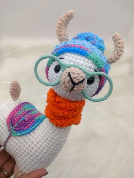Amigurumi Lhama em Crochê com cachecol em tricô