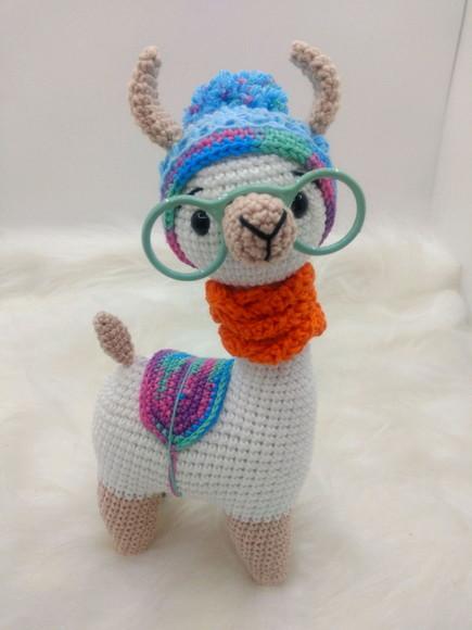Amigurumi Lhama em Crochê com cachecol em tricô