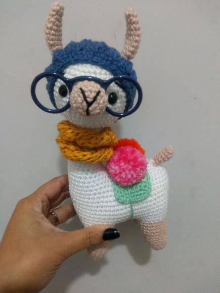 Amigurumi Lhama em Crochê com cachecol em tricô