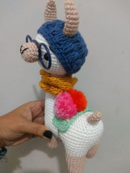 Amigurumi Lhama em Crochê com cachecol em tricô