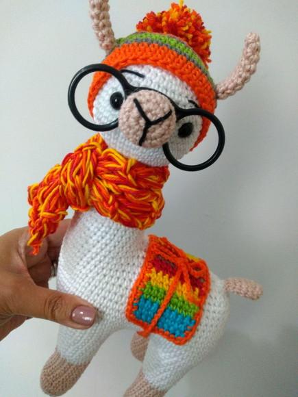 Amigurumi Lhama em Crochê com cachecol em tricô