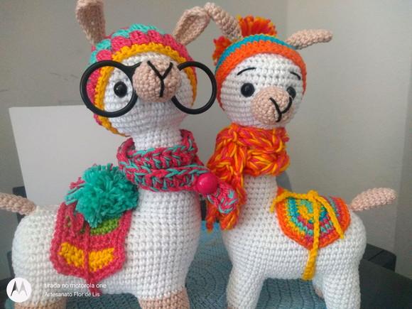 Amigurumi Lhama em Crochê com cachecol em tricô