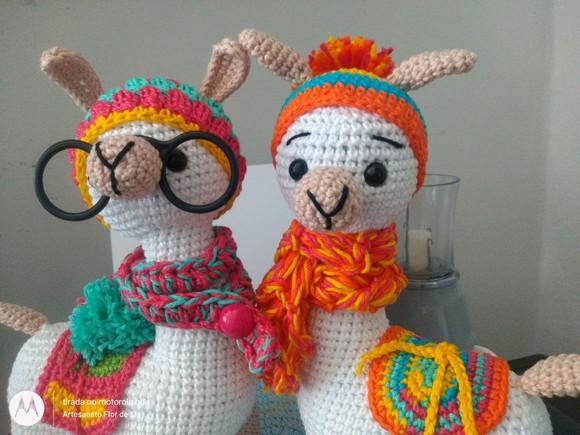 Amigurumi Lhama em Crochê com cachecol em tricô