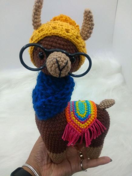 Amigurumi Lhama em Crochê com cachecol em tricô