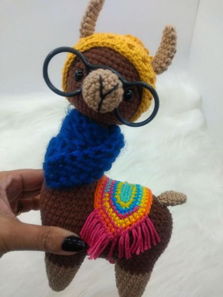 Amigurumi Lhama em Crochê com cachecol em tricô