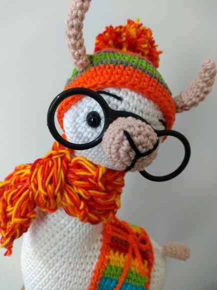 Amigurumi Lhama em Crochê com cachecol em tricô