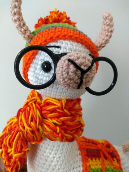 Amigurumi Lhama em Crochê com cachecol em tricô