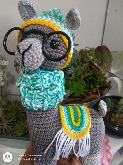 Amigurumi Lhama em Crochê com cachecol em tricô